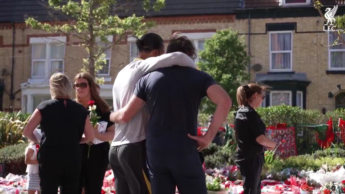Anfield, în doliu: Jucătorii lui Liverpool au depus flori în memoria lui Diogo Jota