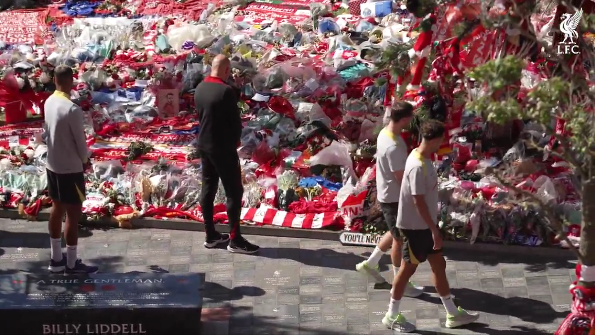 Gest emoționant al rivalilor de la Manchester United pentru Diogo Jota, în fața stadionului „Anfield”