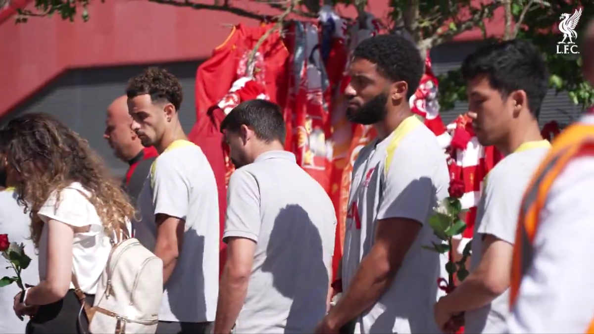 Anfield, în doliu: Jucătorii lui Liverpool au depus flori în memoria lui Diogo Jota