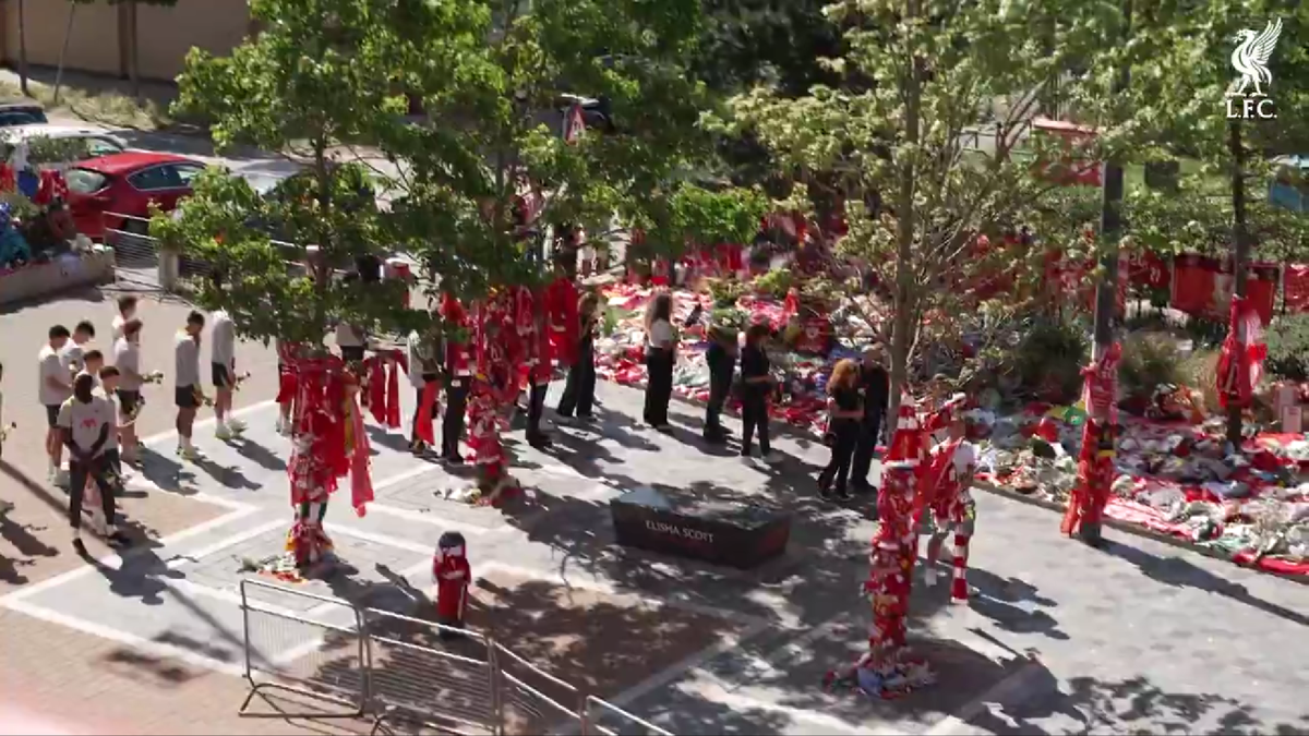 Gest emoționant al rivalilor de la Manchester United pentru Diogo Jota, în fața stadionului „Anfield”