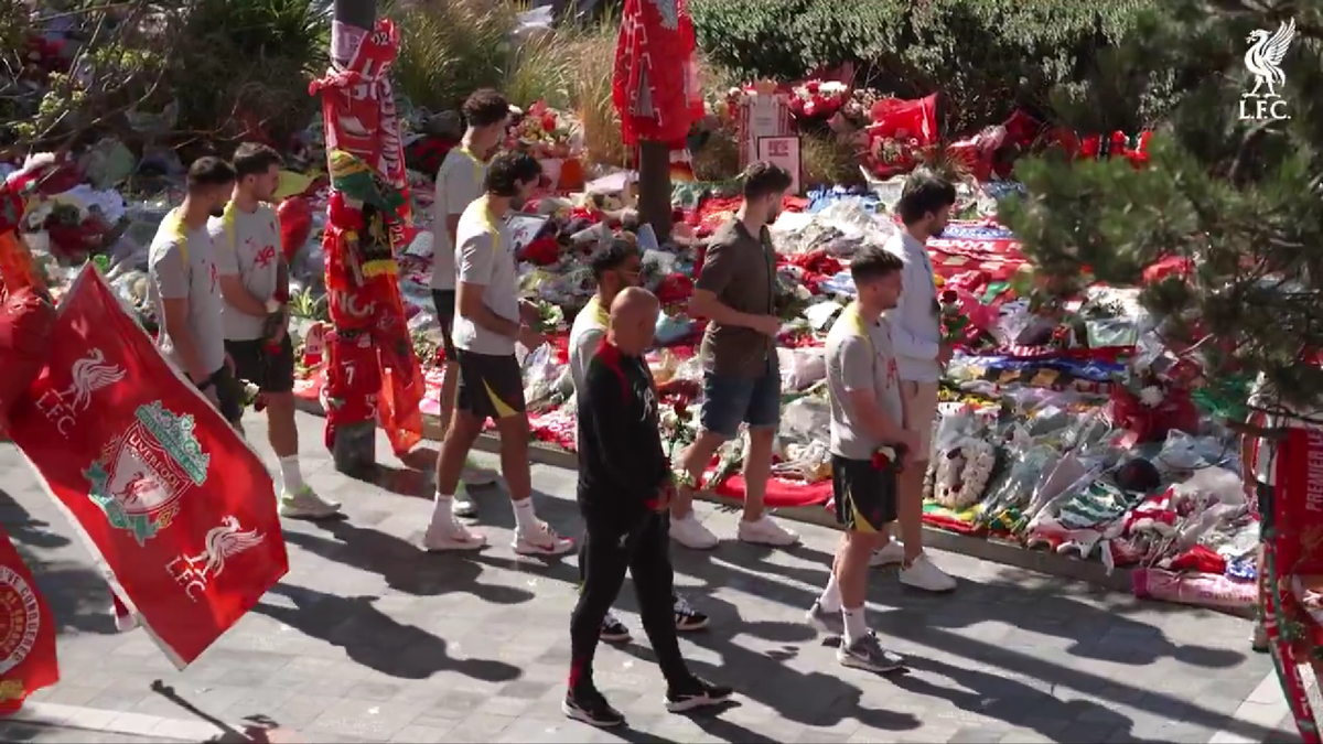 Anfield, în doliu: Jucătorii lui Liverpool au depus flori în memoria lui Diogo Jota