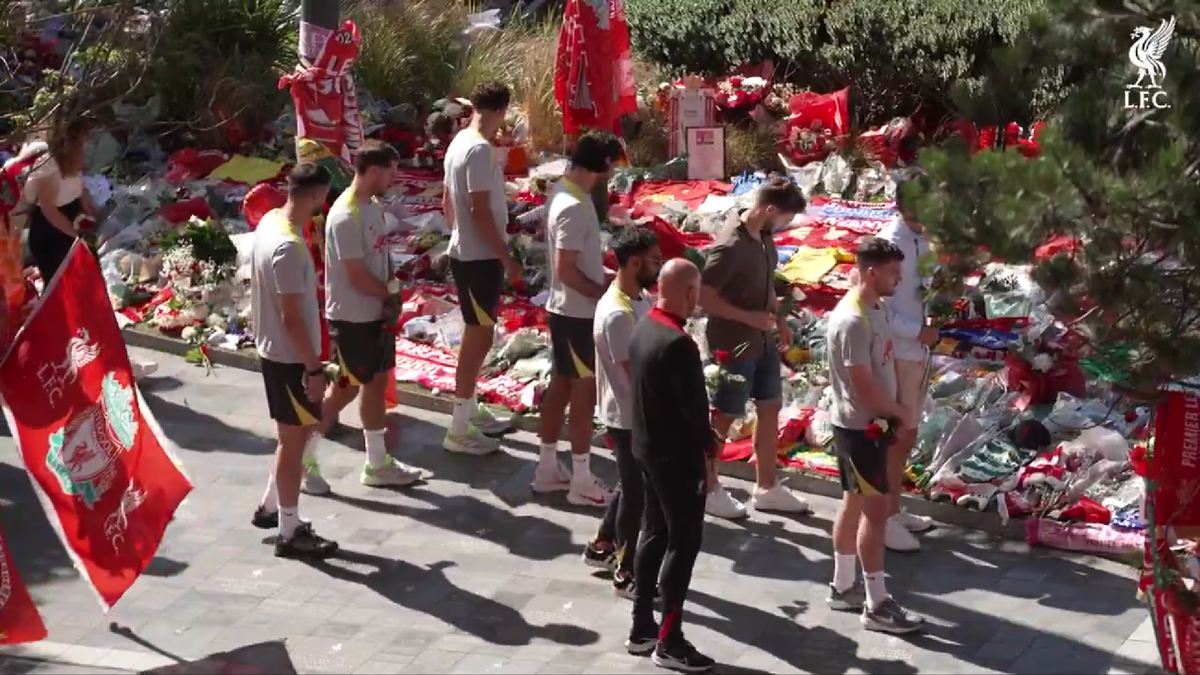 Anfield, în doliu: Jucătorii lui Liverpool au depus flori în memoria lui Diogo Jota