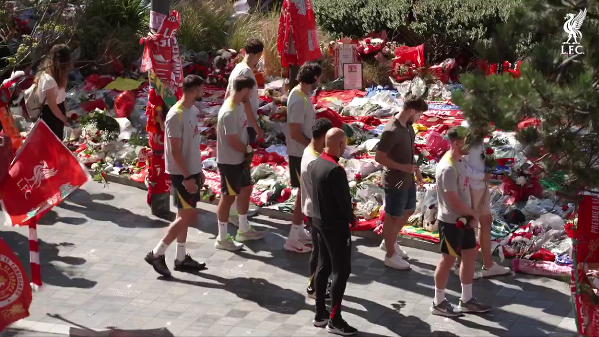 Anfield, în doliu: Jucătorii lui Liverpool au depus flori în memoria lui Diogo Jota