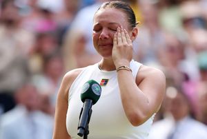 Devastată! Amanda Anisimova n-a putut vorbi din cauza lacrimilor, după finala pierdută cu un scor istoric la Wimbledon