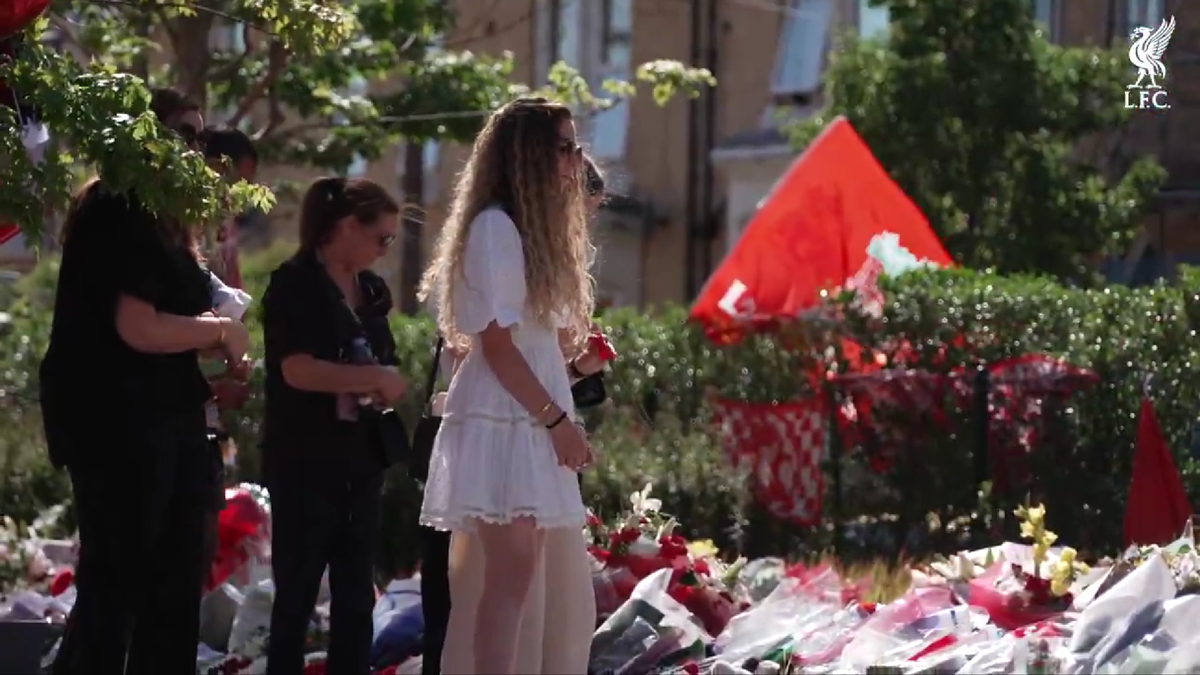 Anfield, în doliu: Jucătorii lui Liverpool au depus flori în memoria lui Diogo Jota