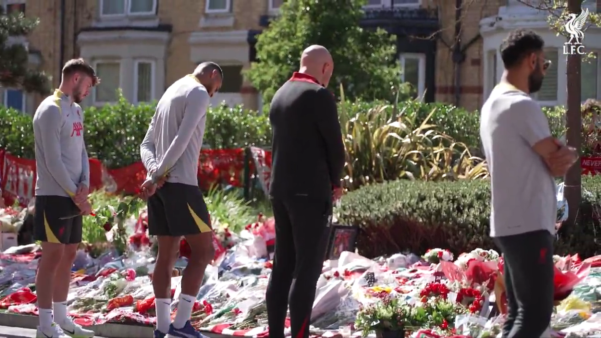 Gest emoționant al rivalilor de la Manchester United pentru Diogo Jota, în fața stadionului „Anfield”