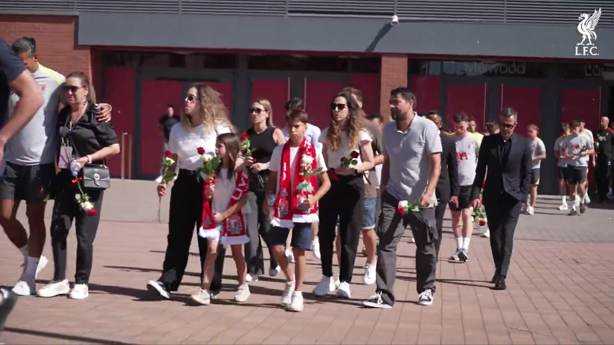 Anfield, în doliu: Jucătorii lui Liverpool au depus flori în memoria lui Diogo Jota