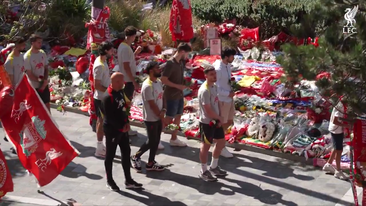 Anfield, în doliu: Jucătorii lui Liverpool au depus flori în memoria lui Diogo Jota