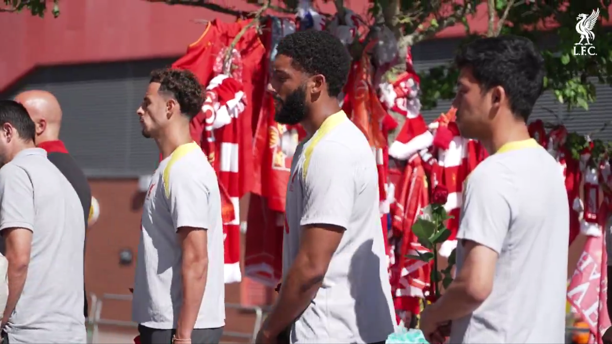 Gest emoționant al rivalilor de la Manchester United pentru Diogo Jota, în fața stadionului „Anfield”