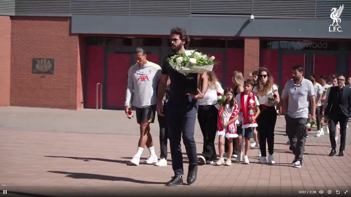 Anfield, în doliu: Jucătorii lui Liverpool au depus flori în memoria lui Diogo Jota