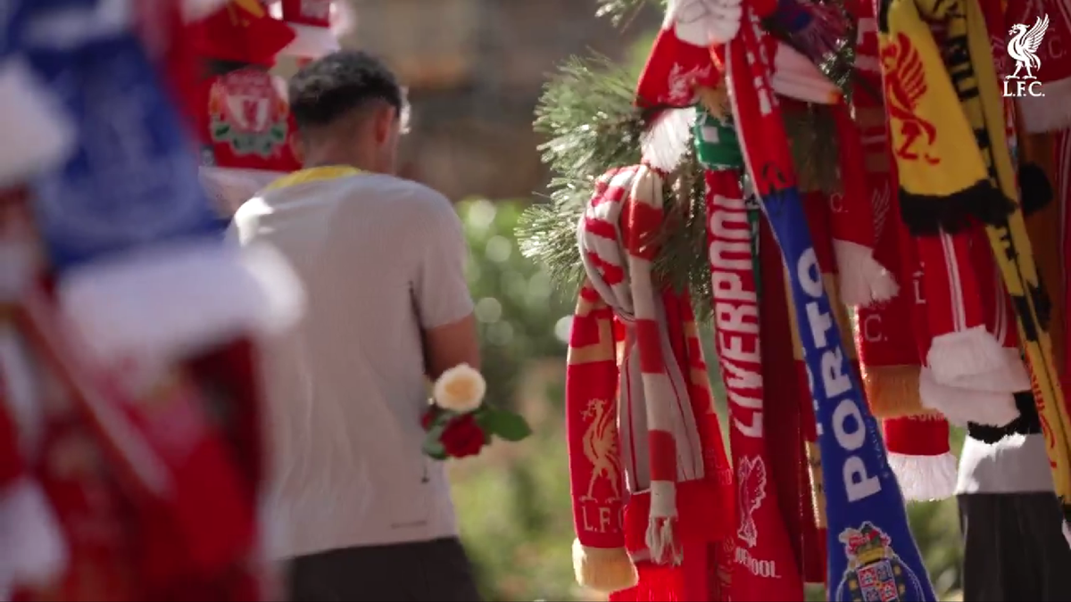 Anfield, în doliu: Jucătorii lui Liverpool au depus flori în memoria lui Diogo Jota