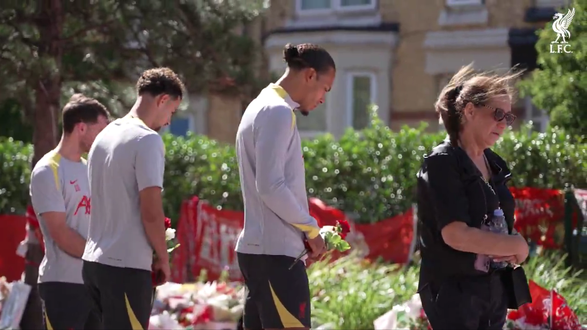 Anfield, în doliu: Jucătorii lui Liverpool au depus flori în memoria lui Diogo Jota