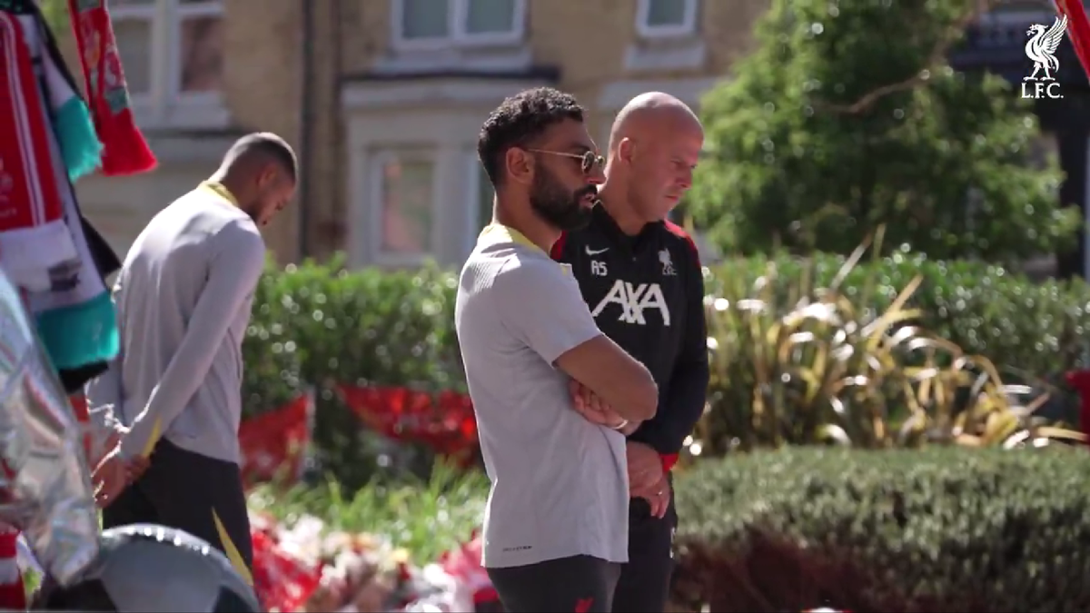 Anfield, în doliu: Jucătorii lui Liverpool au depus flori în memoria lui Diogo Jota