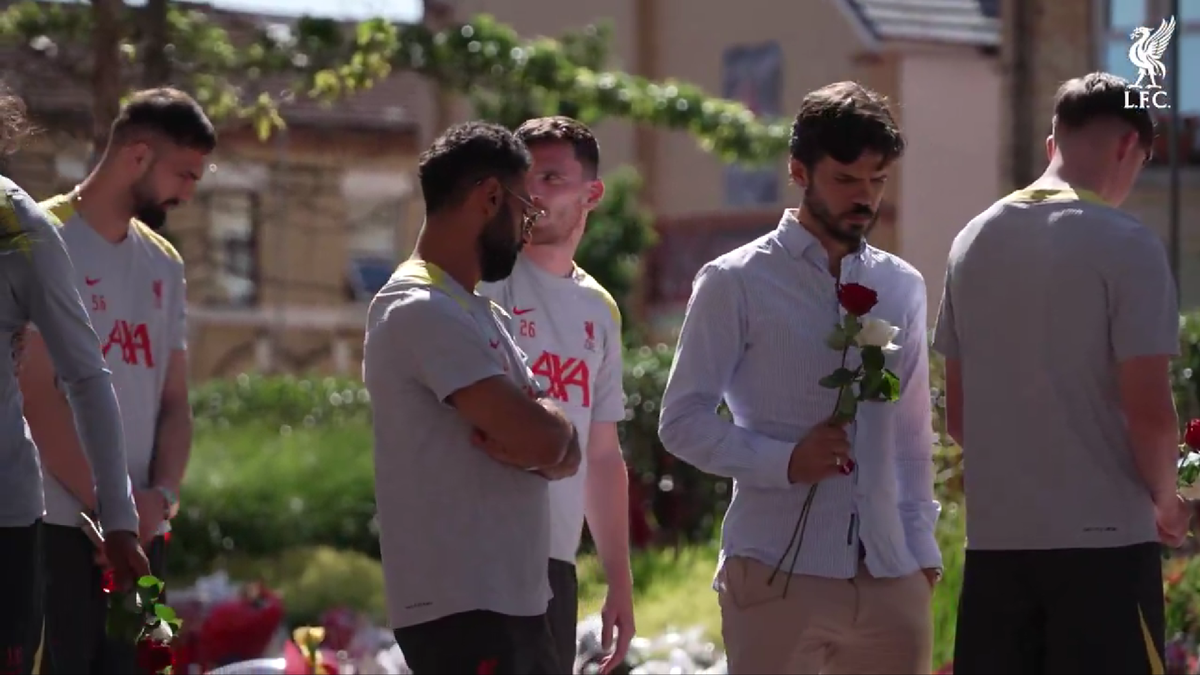 Gest emoționant al rivalilor de la Manchester United pentru Diogo Jota, în fața stadionului „Anfield”
