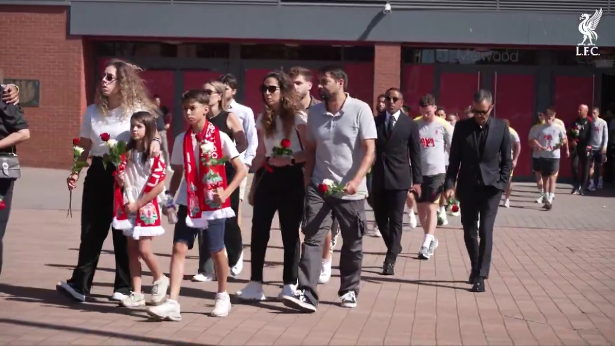 Gest emoționant al rivalilor de la Manchester United pentru Diogo Jota, în fața stadionului „Anfield”