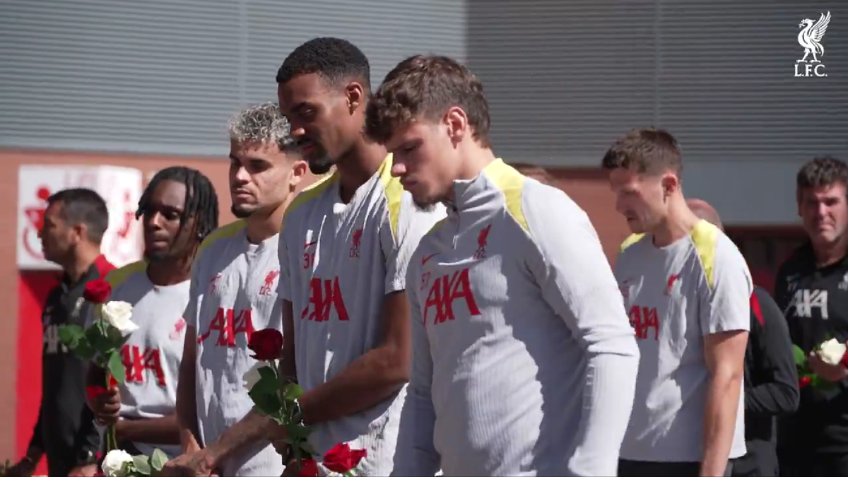 Anfield, în doliu: Jucătorii lui Liverpool au depus flori în memoria lui Diogo Jota