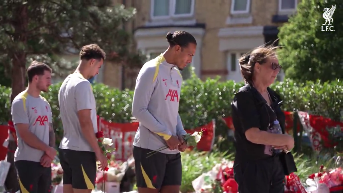 Anfield, în doliu: Jucătorii lui Liverpool au depus flori în memoria lui Diogo Jota