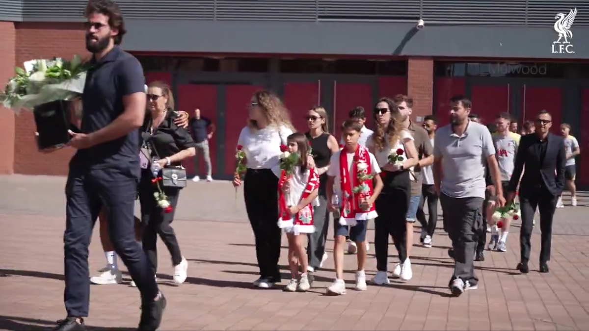 Gest emoționant al rivalilor de la Manchester United pentru Diogo Jota, în fața stadionului „Anfield”