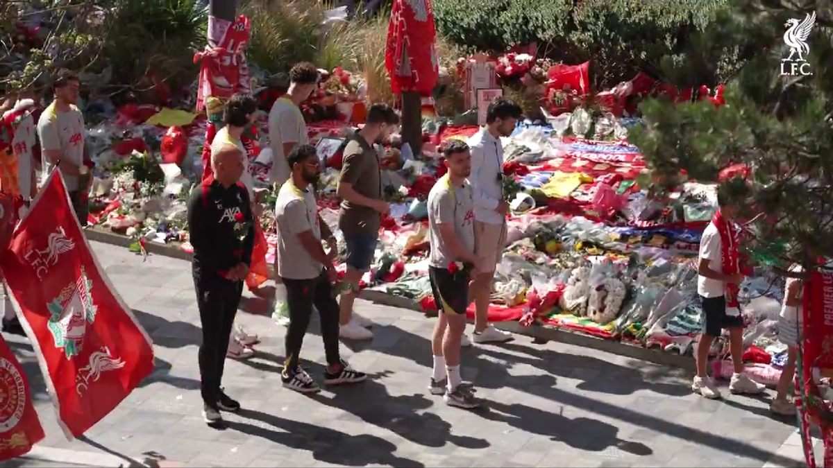 Anfield, în doliu: Jucătorii lui Liverpool au depus flori în memoria lui Diogo Jota