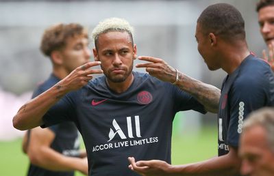 Pleacă! Ultrașii lui PSG îl insultă: „Neymar, fiu de c***ă”. Antrenorul confirmă negocierile și pregătește echipa fără el