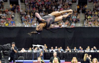 VIDEO + FOTO Simone Biles, exerciții uluitoare! Coborâre în premieră la bârnă și un salt triplu-dublu la sol