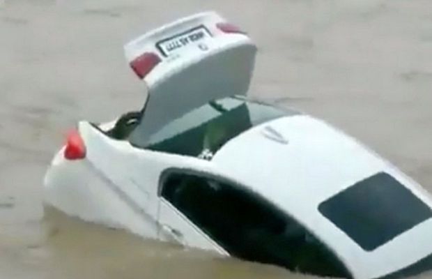 VIDEO Imagini fabuloase: a aruncat direct în râu un BMW de 50.000 de euro primit cadou! Care este motivul incredibil