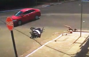 Video terifiant în Brazilia! O motociclistă a fost lovită violent de o mașină și a dispărut de pe asfalt! Ce s-a întâmplat