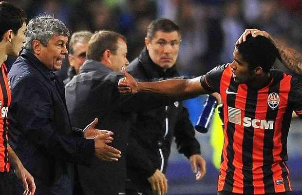 Douglas Costa a aruncat cu o sticlă de plastic spre Mircea Lucescu în vestiar! Cum a reacționat antrenorul