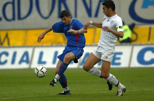 Iencsi, în duel cu Claudiu Răducanu, în meciul amintit la GSP Live. FOTO: Arhivă Gazeta Sporturilor