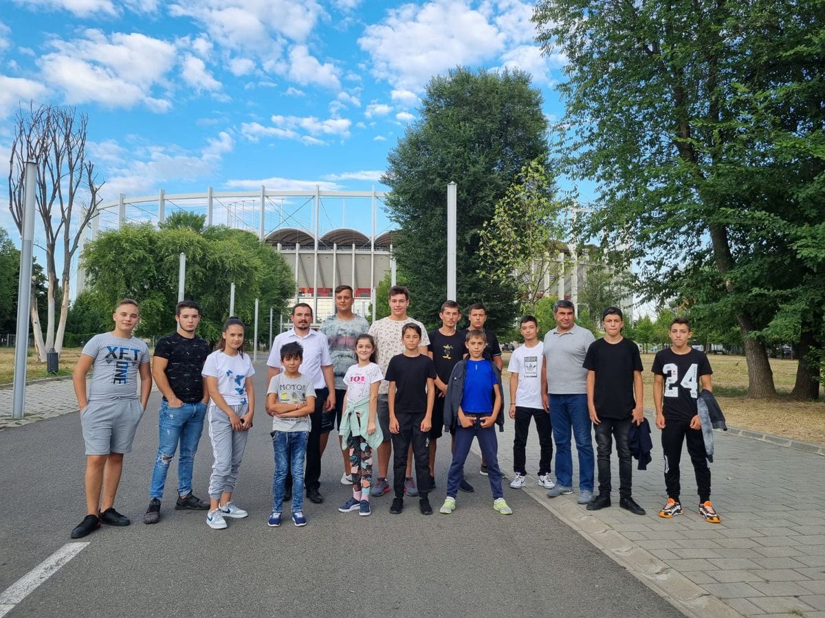 Un preot a adus 16 copii la FCSB - Dunajska Streda