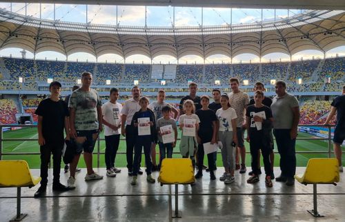 Părintele Alexandru Balaban de la parohia Dăeni, județul Tulcea, a venit cu 16 copii la meci, 9 dintre aceștia aflându-se pentru prima oară pe un stadion.