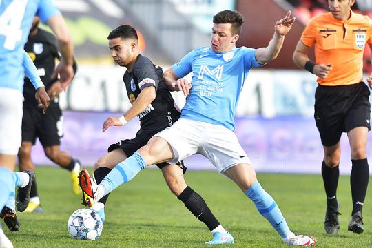Vadim Rață, în albastru, în duel cu Enes Sali // foto: Imago Images