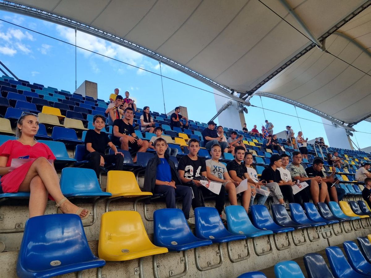 Un preot a adus 16 copii la FCSB - Dunajska Streda