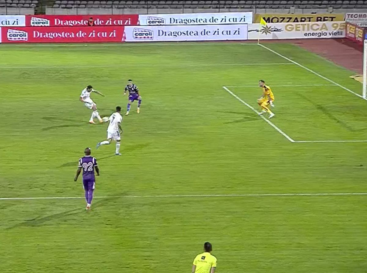 Iasmin Latovlevici, gafă de amator în FC Argeș - FCU Craiova! Compagno i-a mulțumit și a înscris