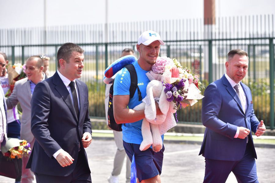 Cătălin Chirilă a fost întâmpinat la aeroport de niște consilieri de rangul doi ai ministrului Novak (foto: Cristi Preda/GSP) Țară, sari cu banii!