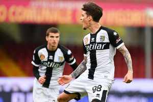 VEZI GOLURILE Românii au făcut show în primul meci al sezonului din Serie B! Dennis Man și Valentin Mihăilă, goluri în Parma - Bari