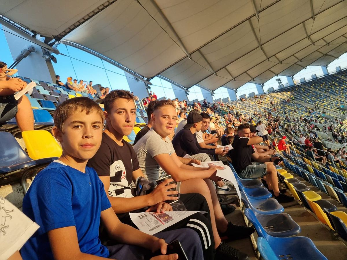 Un preot a adus 16 copii la FCSB - Dunajska Streda