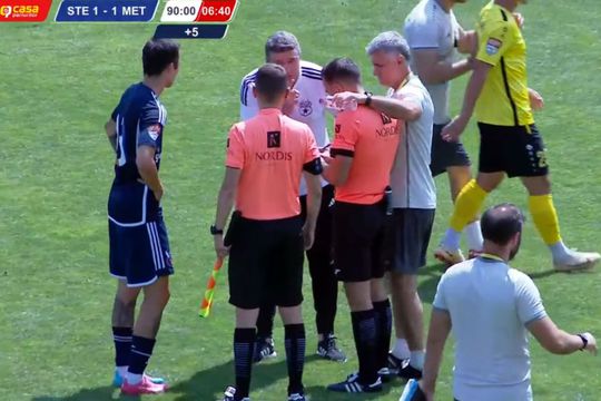 Daniel Oprița i-a cerut socoteală arbitrului la final de meci // foto: captură FRF TV