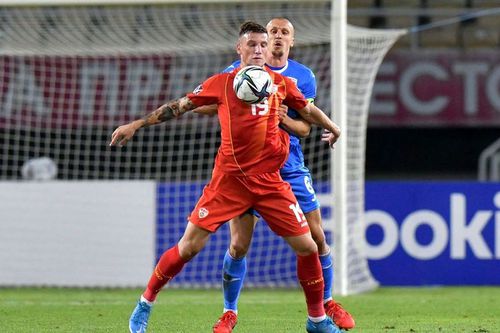 Milan Ristovski, în duel cu Vlad Chiricheș, în meciul Macedonia de Nord - România 0-0, din preliminariile CM 2022 sursa foto: Cristi Preda
