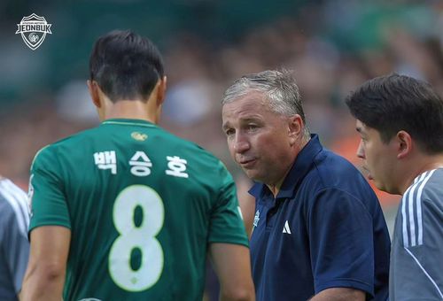 Formația Jeonbuk Hyundai Motors, pregătită de Dan Petrescu (55 de ani), a remizat, pe teren propriu, scor 1-1, cu Suwon Bluewings, echipă care ocupă ultimul loc al clasamentului, într-o partidă din runda cu numărul 26 din prima ligă sud-coreeană.