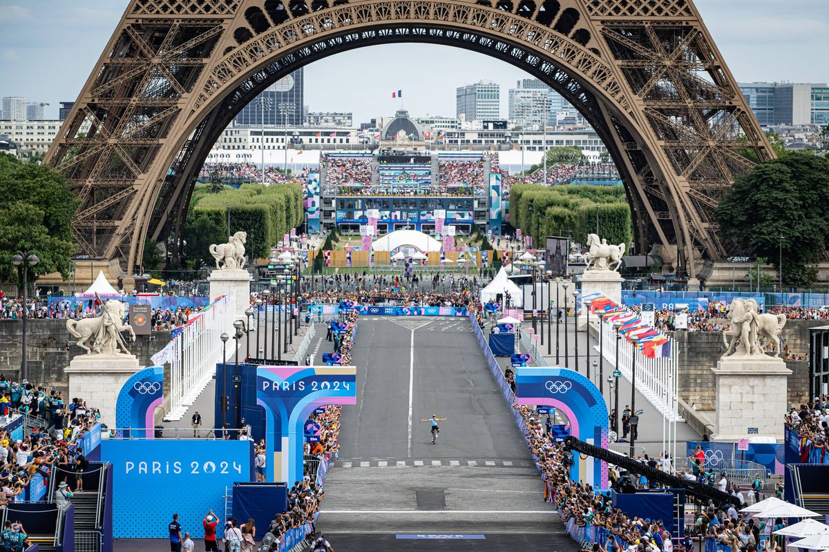 Cele mai tari 24 de imagini din sport în anul 2024 » Să mai admirăm o dată lacrimile de bucurie „tricolore” și ipostazele EPICE pentru cărțile de istorie