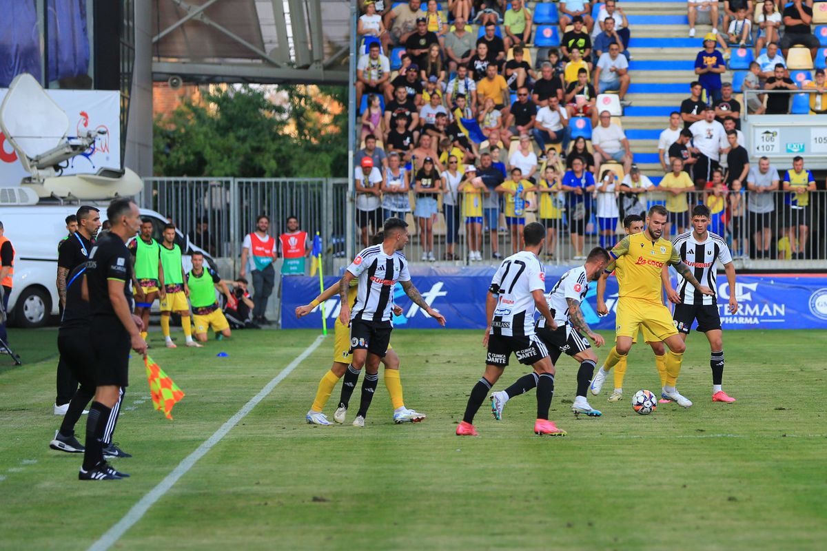 10 detalii observate de pe stadion la Petrolul - U Cluj » Transformarea neașteptată a lui Ioan Ovidiu Sabău + politicul a pus stăpânire la Ploiești