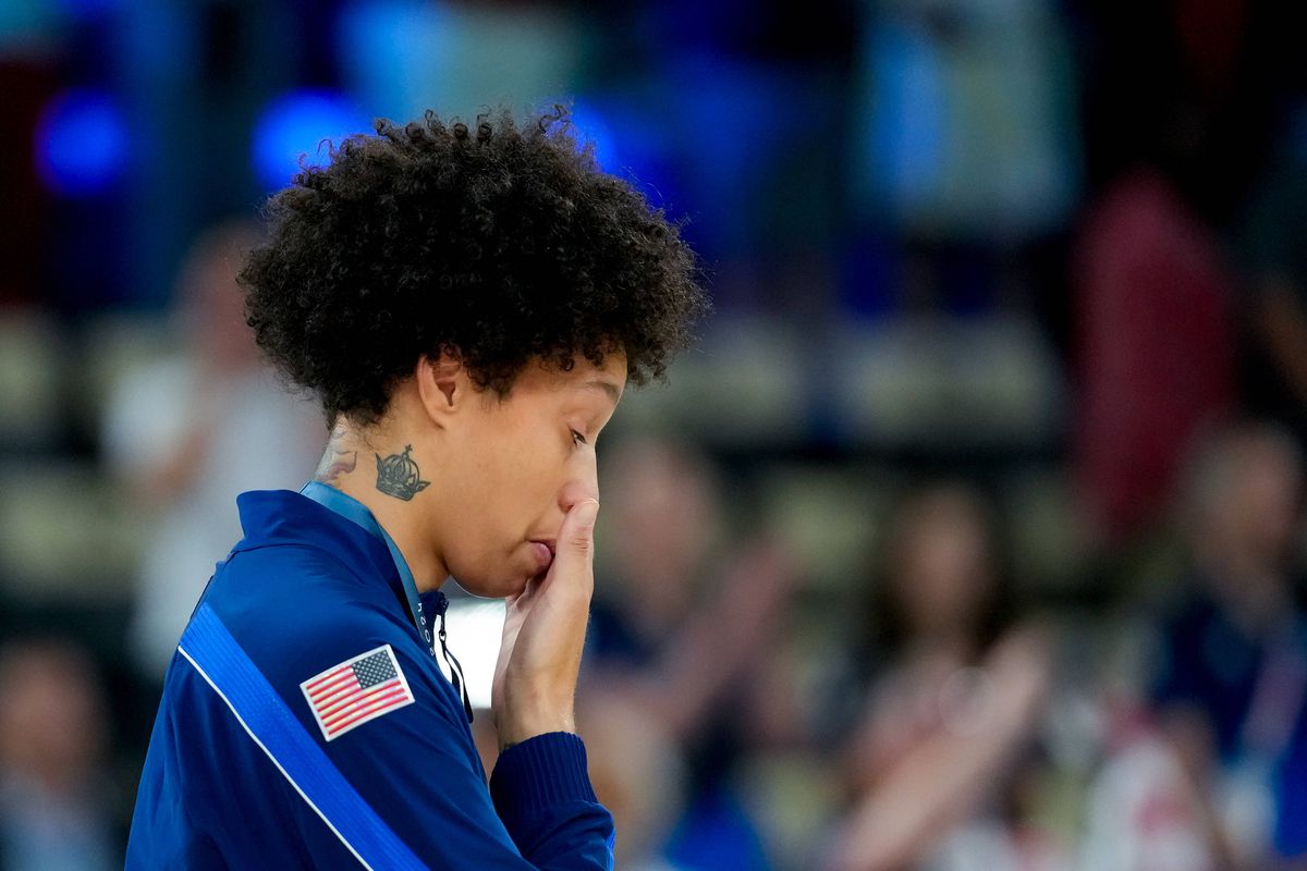 Sportiva încarcerată în Rusia pentru 10 luni a câștigat medalia de aur și a izbucnit în lacrimi pe podium: „Nu mai credeam”