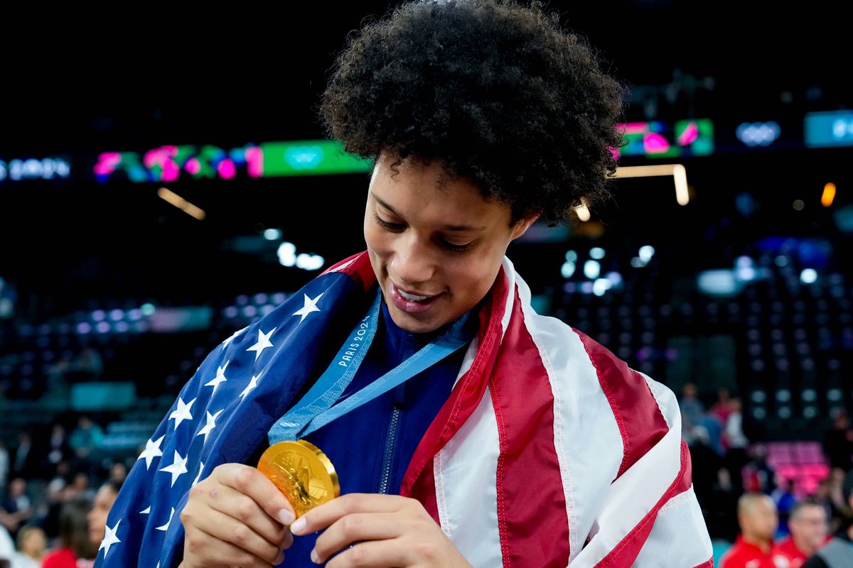 Sportiva încarcerată în Rusia pentru 10 luni a câștigat medalia de aur și a izbucnit în lacrimi pe podium: „Nu mai credeam”