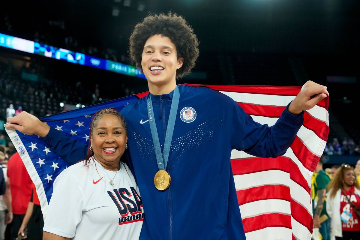 Sportiva încarcerată în Rusia pentru 10 luni a câștigat medalia de aur și a izbucnit în lacrimi pe podium: „Nu mai credeam”