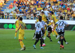 10 detalii observate de pe stadion la Petrolul - U Cluj » Transformarea neașteptată a lui Ioan Ovidiu Sabău + politicul a pus stăpânire la Ploiești