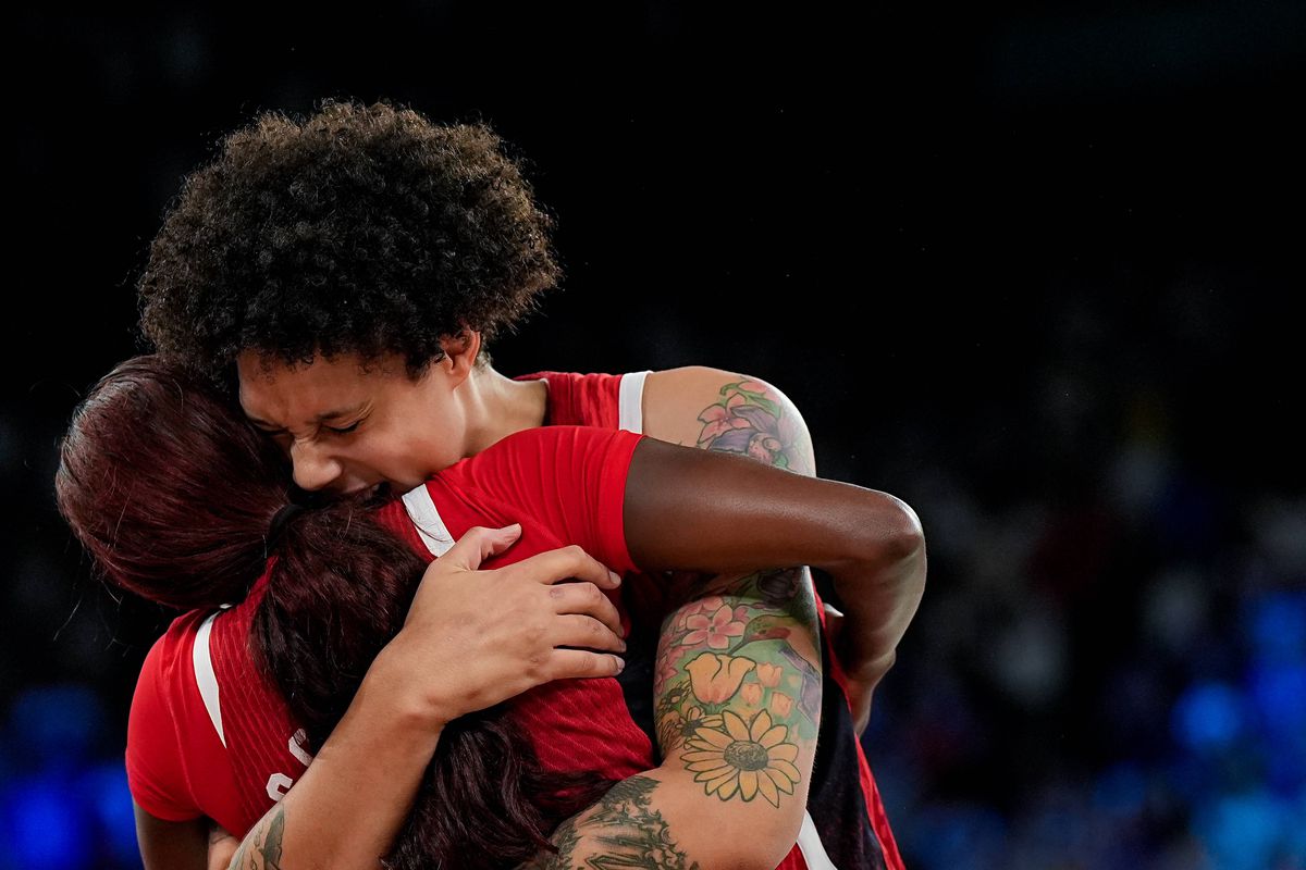 Sportiva încarcerată în Rusia pentru 10 luni a câștigat medalia de aur și a izbucnit în lacrimi pe podium: „Nu mai credeam”