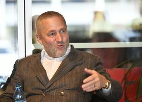 Nedumerit, Rotaru are o întrebare pentru Dan Șucu: „Cine e? Nevasta sau amanta?”
