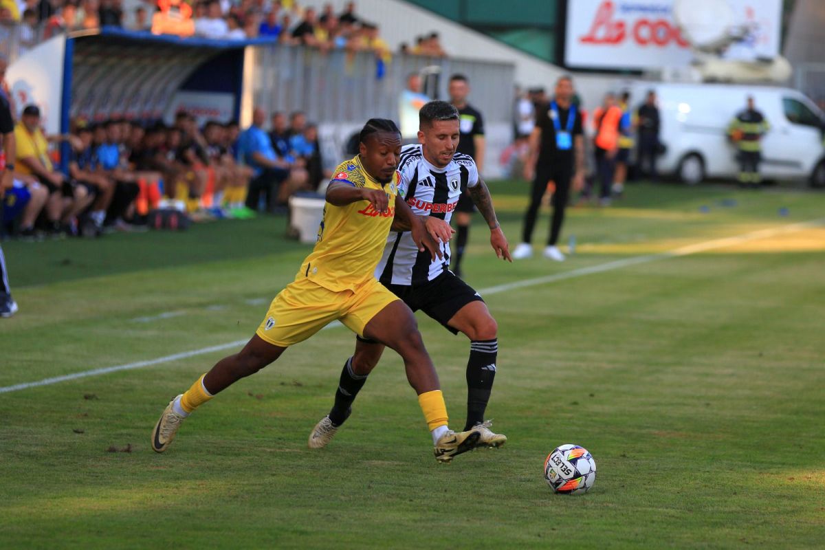 Remiză cu scântei! Petrolul și U Cluj s-au tăvălit reciproc într-un meci aspru și viu