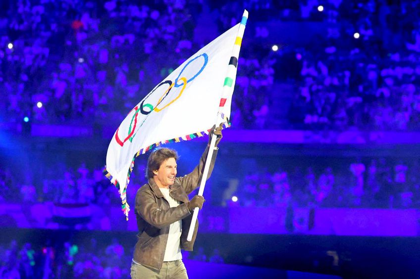 Tom Cruise a coborât de pe acoperișul Stade de France, a preluat steagul olimpic de la Simone Biles și a plecat pe motocicletă, simbolic, spre Statele Unite ale Americii. E așteptată o ediție specială, dar controversele deja o înconjoară.